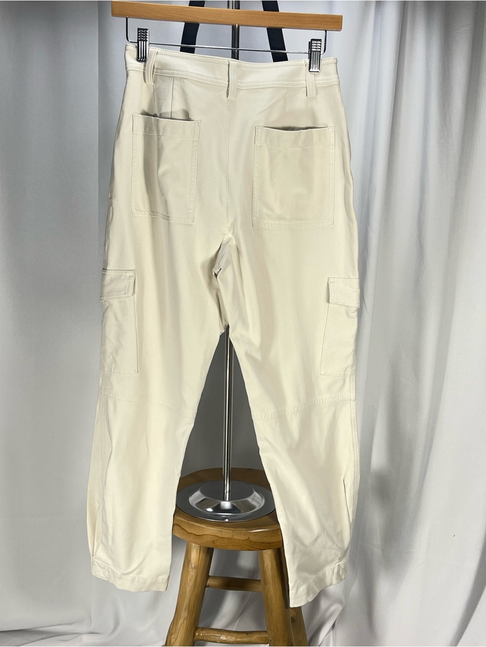 Banana Republic Cream Cargo Pants. Rayon & Spandex mix. Sz 4 NO BELT - Picture 6 of 9